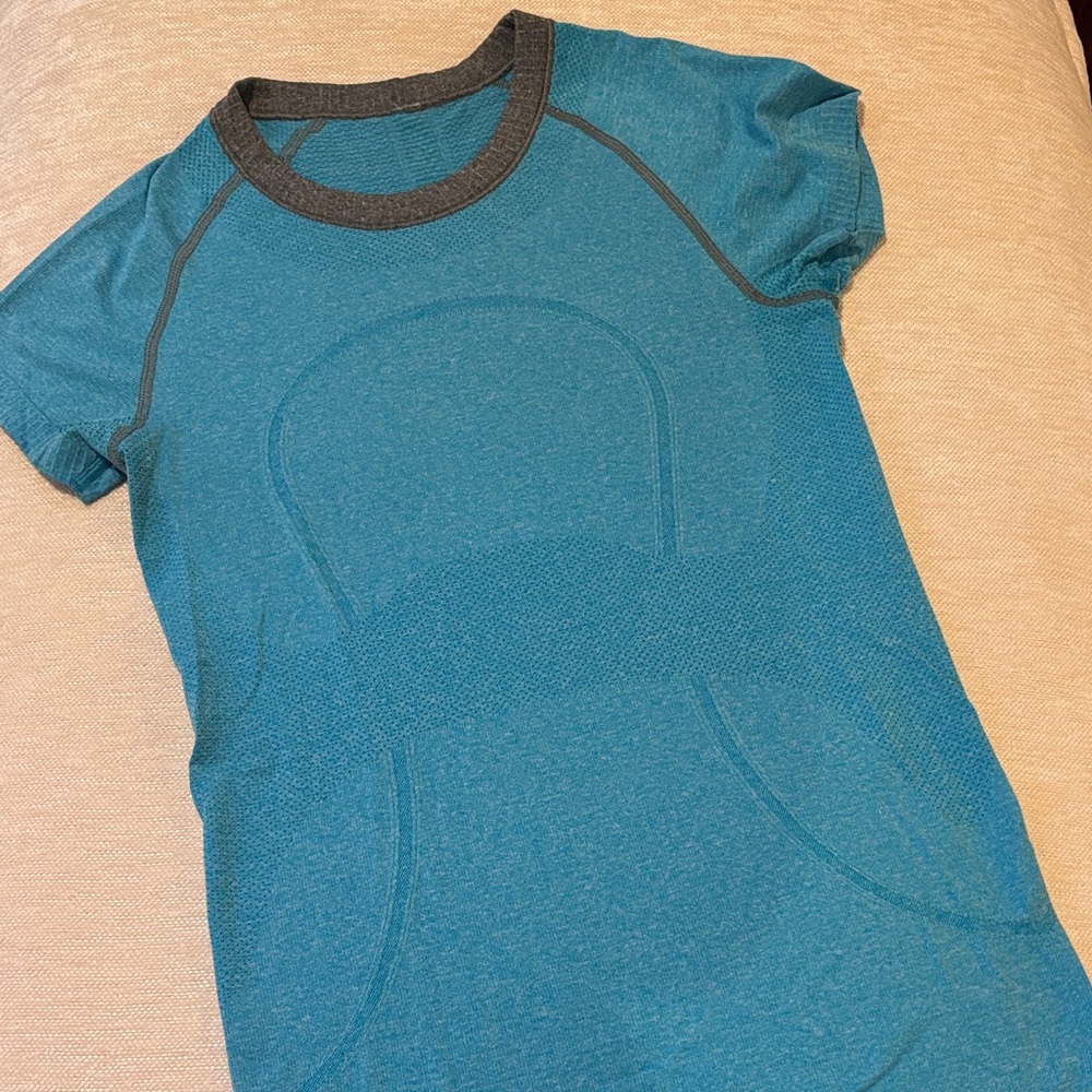lululemon athletica Blue Short Sleeve Tee